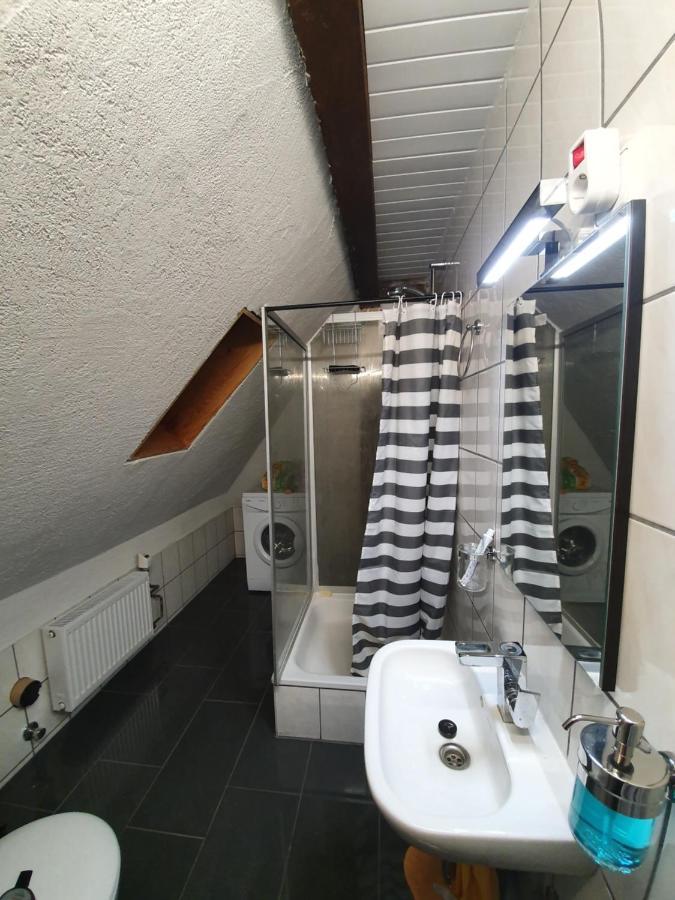 Dachgeschosswohnung In Neumuenster 2 Zimmer エクステリア 写真