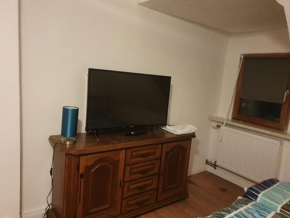 Dachgeschosswohnung In Neumuenster 2 Zimmer エクステリア 写真